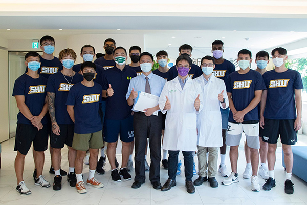 世新大學男子籃球隊進行「國家級球員」同等的運動防護與健康檢測服務。